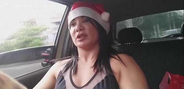  Bianca Foi fazer um pedido para o papai noel e acabou caindo no peru de natal.